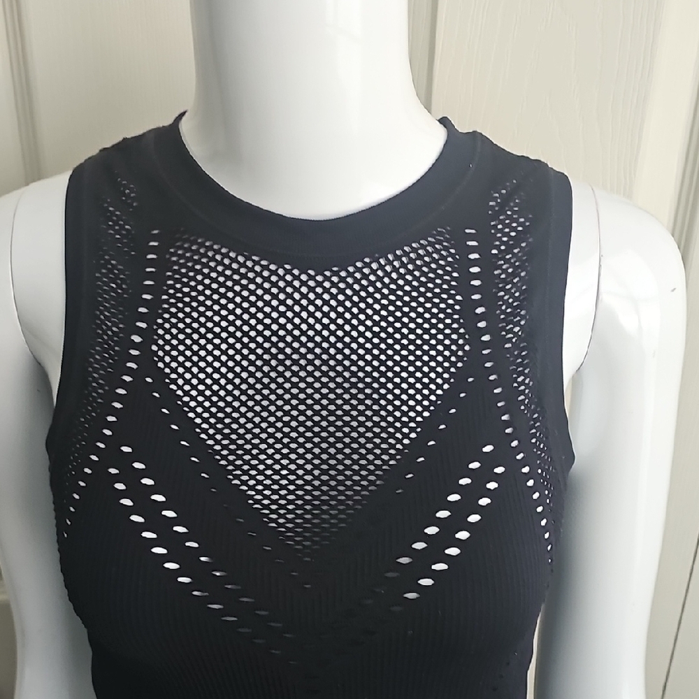 Athleta women's black Lasercut Muscle Tank top fitted.  CONT T